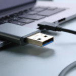 पब्लिक USB पोर्ट: यात्रियों की सुरक्षा के लिए FBI के महत्वपूर्ण सुझाव