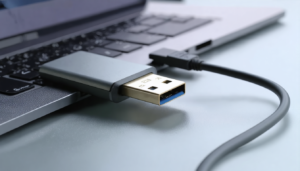 découvrez les conseils essentiels du fbi pour sécuriser vos données lors de l'utilisation de ports usb publics et protéger vos appareils en voyage.