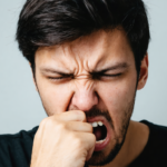 Morderse las uñas: una señal insospechada de tu personalidad más que del estrés